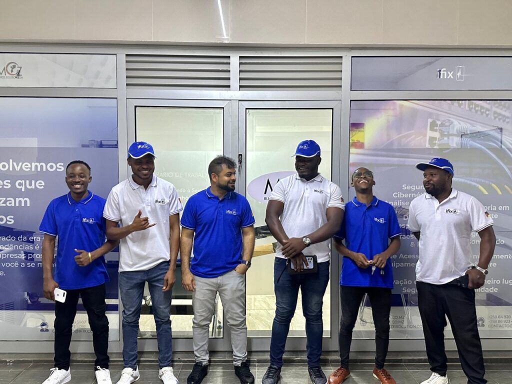 A equipa da iFix à porta da loja, no Nampula Shopping