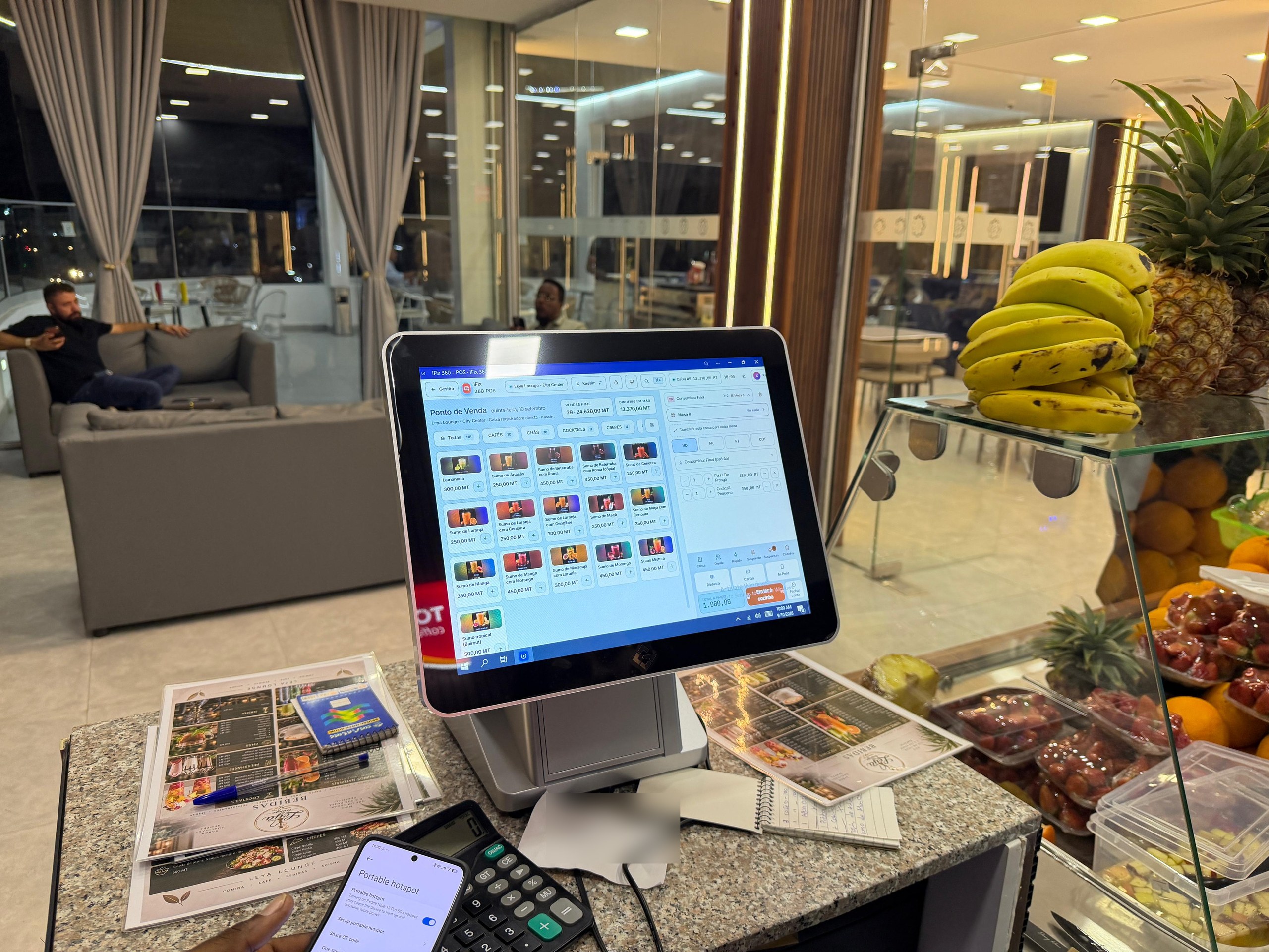 Terminal táctil com o iFix 360 ao balcão do Leya Lounge, no City Center de Nampula